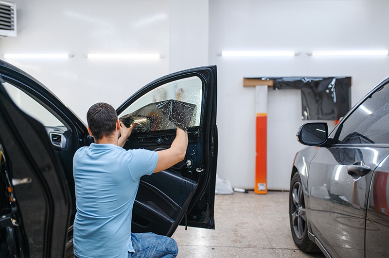 guys installing car window tint